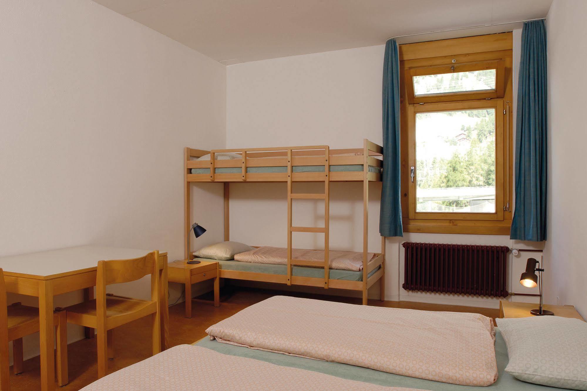 Youth Hostel *